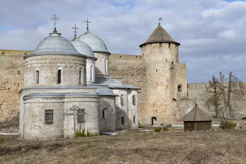 Ancient temples and the Gate Tower on a sunny March day. Ivangorod fortress Foto stock