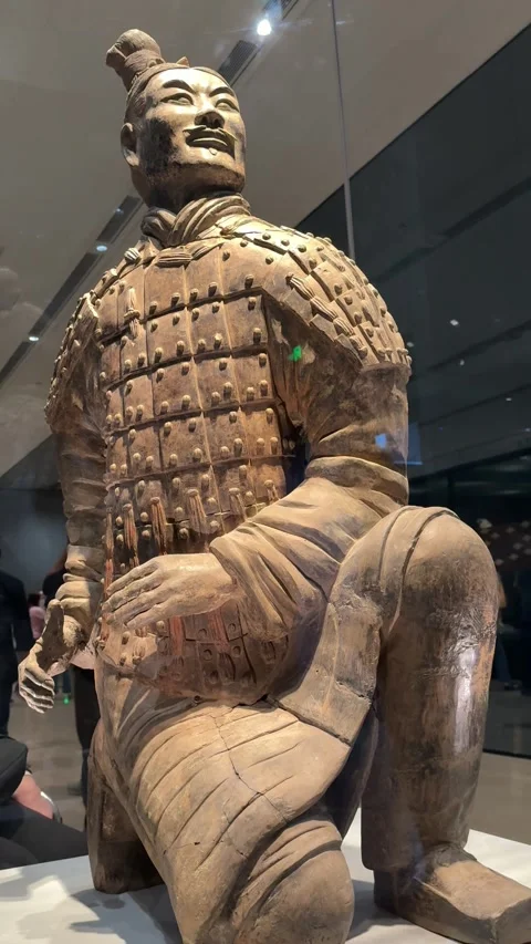 Ancient Terracotta Warrior statue on display at the museum in Xi'an, China Vidéo 337093433