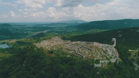 The ancient Thracian city of Perperikon, located in South-West Bulgaria.  Vídeo Stock 139683028