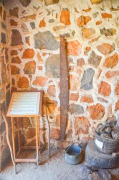 Ancient tools are located in a stone house Foto stock