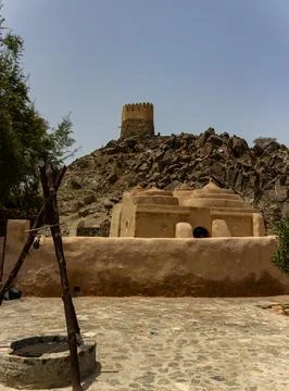 Ancient UAE Architecture Under a Bright Sky Foto stock