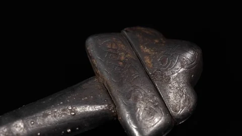 Ancient Viking sword silver plated handle Vidéo 74516752