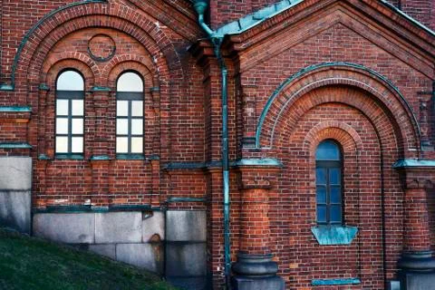 Ancient wall of brick with round false arch Foto stock