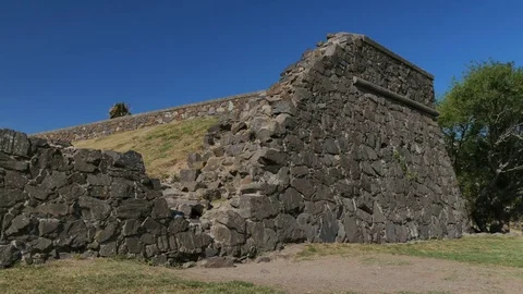 Ancient wall of the historic centre of Colonia del Sacramento. Vidéo 85302793