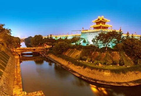 Ancient wall night view Foto stock