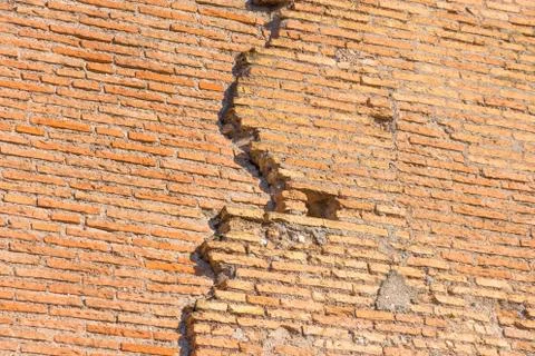 Ancient wall several layers of red brick, the crack collapses. Fotos Stock