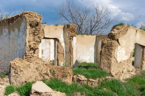 An ancient wattle and daub house ruins in central Ukraine Foto stock