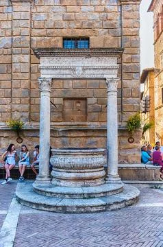 Ancient well in Piazza Pio II, Pienza, Tuscany, Italy Stock Photos
