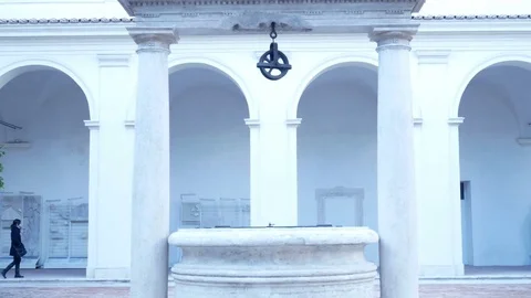 Ancient well, Rome Stockbeeldmateriaal 83178696