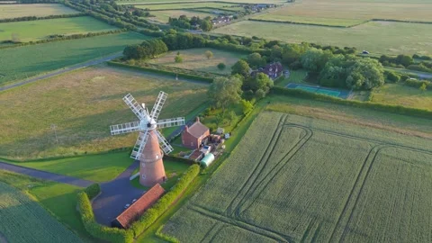 Ancient windmill stands in quiet green fields Vidéo 342615328