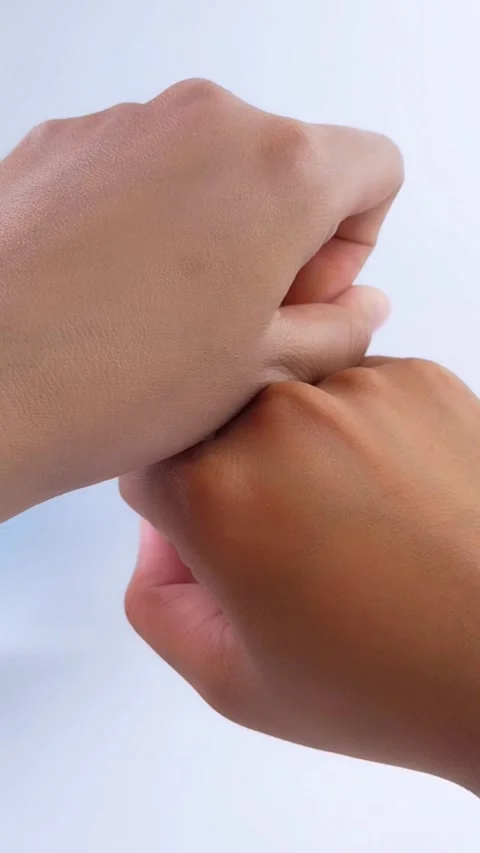 Before and after using beauty cream. Comparing two hands with different skin Vídeos de archivo 335388783