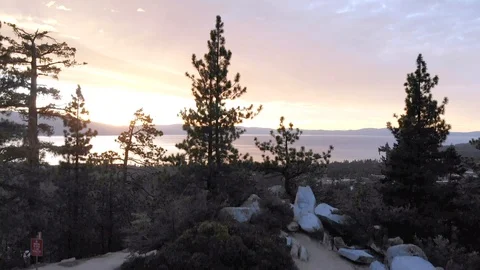 Up and down drone shot overlooking Lake Tahoe from Heavenly Lookout in Vídeos de archivo 120827172