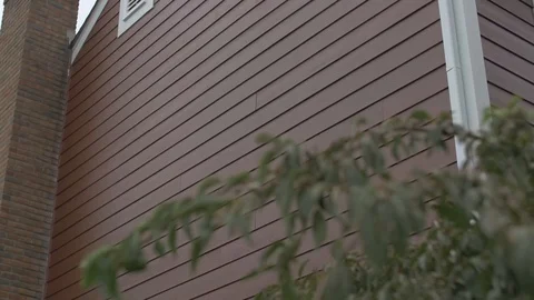 Up and Down Tilt of Side of Red House with Chimney Видео 100899725