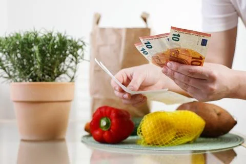 And thus, having completed her shopping , a woman reads her shopping lists .. Foto stock
