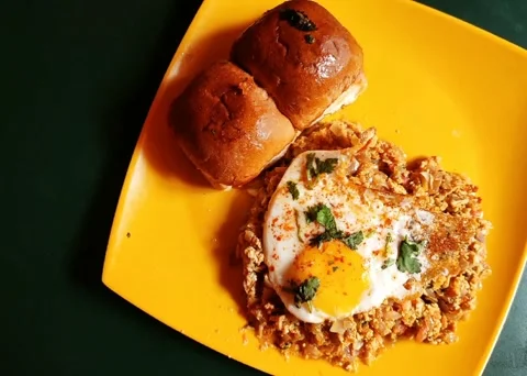Anda Ghotala recipe top view Video stock 201508705