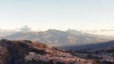 Andean Mountain Peaks Beyond Quito Hillside Homes Vidéo 345455196