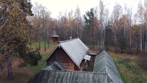 Андрейdrone shooting, flying over an old Russian house between trees Vidéo 141544001
