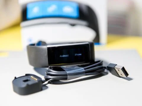 Android iPhone text during configuration of microsoft Watch band Stock Photos