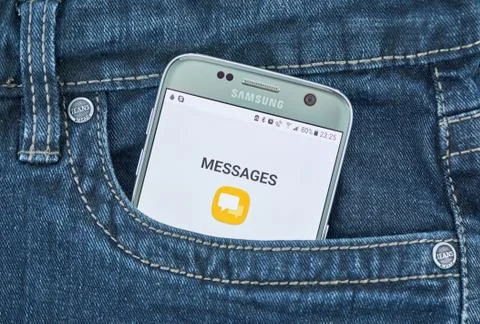 Android Messages mobile application on screen of Samsung Stockfoto's