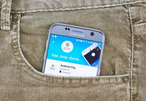 Android Pay on a cellphone screen in a jeans pocket. Foto stock