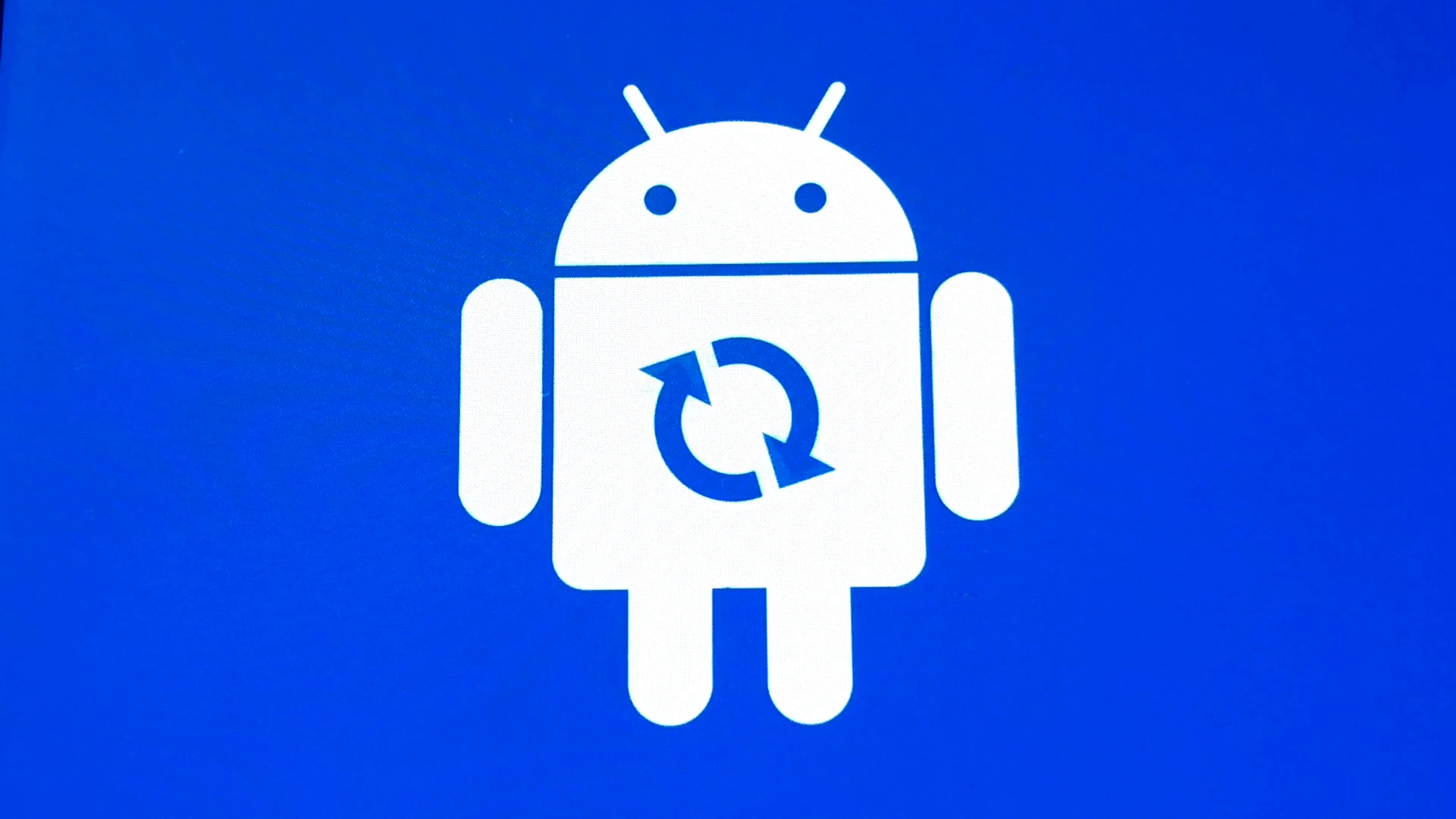 gatito Gran roble ayudante Android robot logo icon on the smart pho... | Stock Video | Pond5