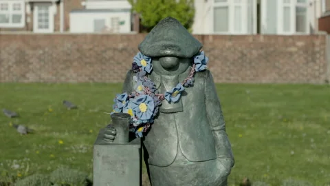 Andy Capp Bronze Statue in Croft Terrace Hartlepool. Vídeos de archivo 136671712