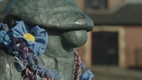 Andy Capp Bronze Statue. Vídeos de archivo 136671976