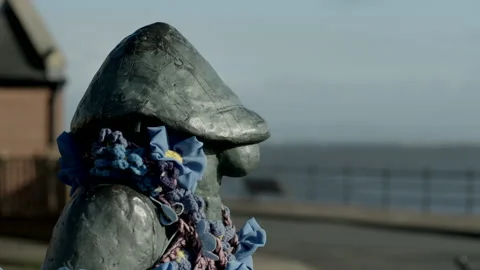 Andy Capp Bronze Statue Looking Out Towards Hartlepool Town. Stock-Footage 136671900