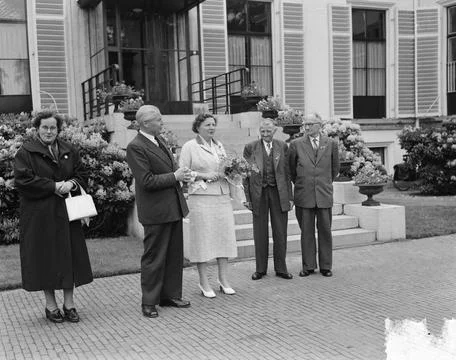 Anefo photo collection.  DEILER OF OUDS OF DAYS FOR QUEEN JULIANA ON PALACE.. Stock Photos