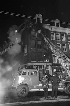 Anefo photo collection. Fire in plot 116 on the Mauritskade, the corner ho... Fotos de archivo
