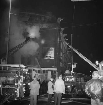Anefo photo collection. Fire in plot 116 at the Mauritskade, the fire brig... Fotos de archivo