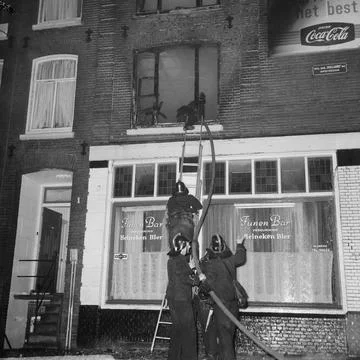 Anefo photo collection.  Fire in plot 116 at the Mauritskade, the fire brig.. Fotos de archivo