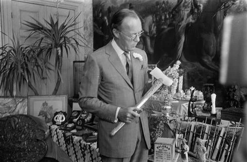 Anefo photo collection. Prince Bernhard shows gifts that he received Dono ... Stock Photos