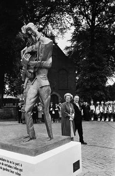 Anefo photo collection. Queen Juliana reveals the Van Gogh monument in Zund.. Stock Photos