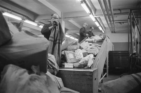 Anefo photo collection.  Sinterklaas printed in the Parcel Post department .. Foto stock