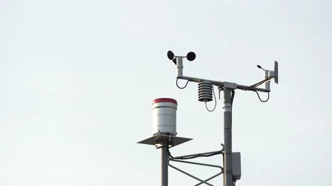 Anemometer on sky background, wind speed indicator equipment technology Vídeos de archivo 136902531