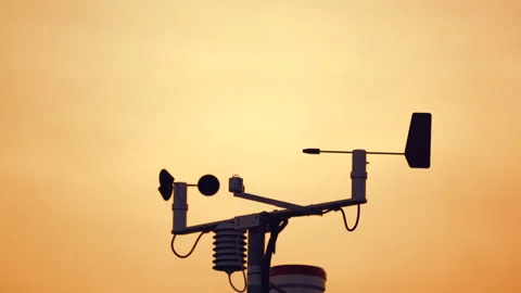 Anemometer on sky background, wind speed indicator equipment technology Vidéo 136903993