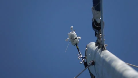 Anemometer wind speed sensor on a yacht Vídeo Stock 118468380