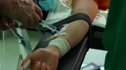 Anesthesia, the doctor inserts a catheter Stock-Footage 63839841