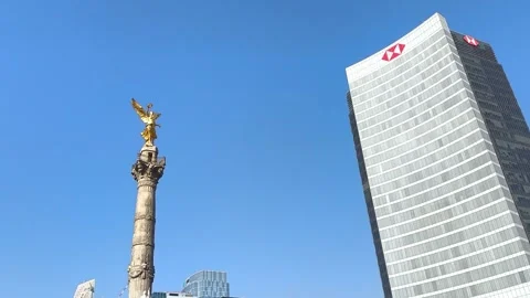 Angel of independence standing tall next to HSBC building Vídeos de archivo 336916727