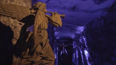 Angel sculpture in a cave 動画素材 75165510