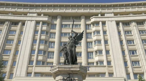 Angel statue in front of a building in Bucharest Vídeos de archivo 58084994