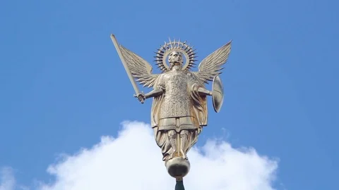 Angel's statue against the sky (time lapse) Video stock 123177212