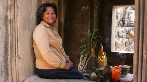 ANGKOR WAT - JUNE 2012: local cambodian woman in temple Video stock 12178846