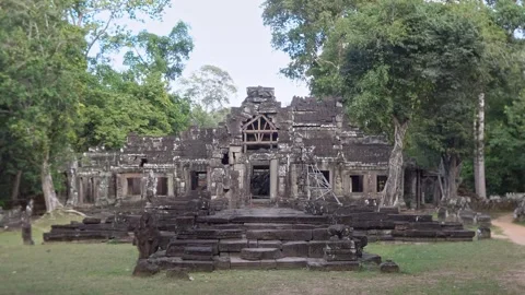 Angkor Wat, A remarkably tall building set against dense jungle backdrop Stock Footage 305383703
