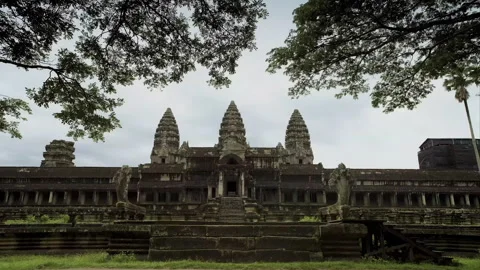 Angkor Wat temple complex ancient ruins in Cambodia Vídeo Stock 331956125