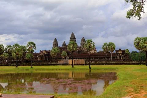 Angkor Wat Temple Reflection in Sacred Pond Under Dramatic Sky in Siem Reap Stock-Fotos
