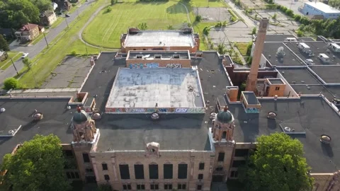Angle close-in, drone video of abandoned Cooley High School, Slow forward Vidéo 307852204