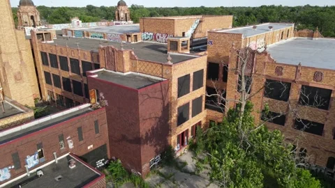 Angle drone video of abandoned Cooley High School, Slow forward Vidéo 307852196