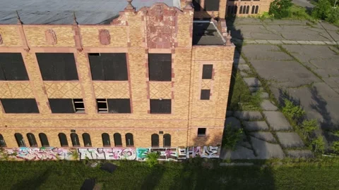 Angle drone video of abandoned Cooley High School, right to left scroll Vidéo 307852202